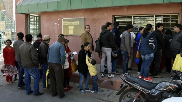 Parents stsnd in queue at a school to collect Nursery Admission form in New Delhi. (Mohd Zakir/HT Photo) Parents stsnd in queue at a school to collect Nursery Admission form in New Delhi. (Mohd Zakir/HT Photo)