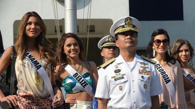 Philippine Navy chief Vice-Admiral Ronald Mercado (2nd R) poses for photos with Miss Universe candidates. (AFP) Philippine Navy chief Vice-Admiral Ronald Mercado (2nd R) poses for photos with Miss Universe candidates. (AFP)
