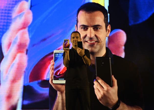 Hugo Barra, Vice President of Xiaomi Global, unveiling Redmi Note 4 phones in New Delhi(Sonu Mehta/HT PHOTO)