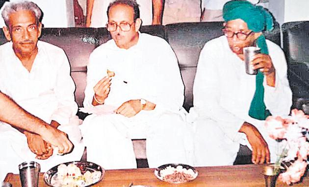 Kunwar Lal Chandan Singh of Asothar royal family of Fatehpur (extreme left) with former Prime Minister Vishwanath Pratap Singh. (File photo) Kunwar Lal Chandan Singh of Asothar royal family of Fatehpur (extreme left) with former Prime Minister Vishwanath Pratap Singh. (File photo)