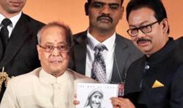 President Pranab Mukherjee receives a book on Saint Mother Teresa from Satyam Roychowdhury (R), Chairman, Aajkaal Newspaper during the inauguration ceremony of the 35th anniversary celebrations of the Bangla daily, in Kolkata on Thursday evening. PTI Photo (PTI1_19_2017_000279B) (PTI) President Pranab Mukherjee receives a book on Saint Mother Teresa from Satyam Roychowdhury (R), Chairman, Aajkaal Newspaper during the inauguration ceremony of the 35th anniversary celebrations of the Bangla daily, in Kolkata on Thursday evening. PTI Photo (PTI1_19_2017_000279B) (PTI)