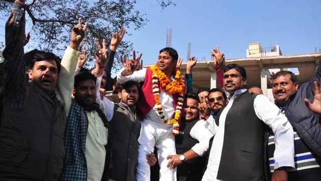 Sahibabad SP candidate, Virender Yadav, felicitated by supporters after his name was officially declared by the party. (Sakib Ali/HT Photo) Sahibabad SP candidate, Virender Yadav, felicitated by supporters after his name was officially declared by the party. (Sakib Ali/HT Photo)