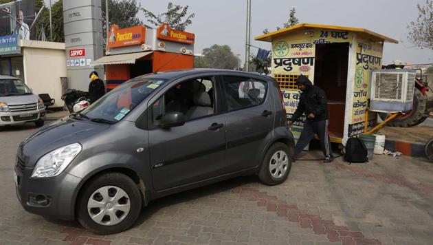 The Delhi government has been asked to procure more smoke detectors to challan polluting vehicles. (Sanchit Khanna/HT) The Delhi government has been asked to procure more smoke detectors to challan polluting vehicles. (Sanchit Khanna/HT)