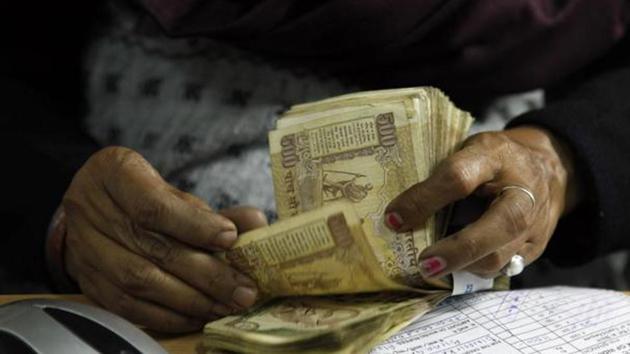 RBI informed the panel that its Board meeting which recommended withdrawal of legal tender of Rs 500/1000 notes was held on November 8 at 5.30 pm.(AP File Photo) RBI informed the panel that its Board meeting which recommended withdrawal of legal tender of Rs 500/1000 notes was held on November 8 at 5.30 pm.(AP File Photo)