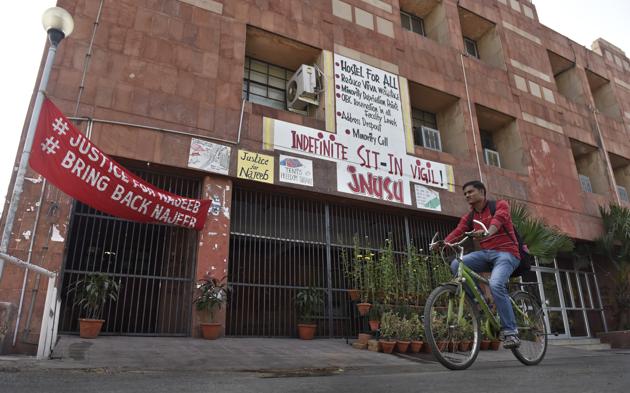 The JNU teachers’ association observed a one-day strike on Tuesday and struck work following a spate of notices to faculty members who addressed students at the administration building. (Sushil Kumar/HT PHOTO) The JNU teachers’ association observed a one-day strike on Tuesday and struck work following a spate of notices to faculty members who addressed students at the administration building. (Sushil Kumar/HT PHOTO)