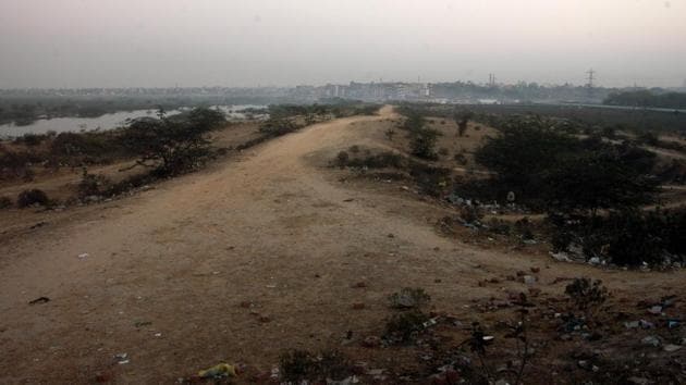 New Delhi - 23 December 2009 - Proposed land for Kalindi Kunj bypass near Ashram Chowk in New Delhi on Wednesday afternoon. HT Photo by ARIJIT SEN. (Hindustan Times) New Delhi - 23 December 2009 - Proposed land for Kalindi Kunj bypass near Ashram Chowk in New Delhi on Wednesday afternoon. HT Photo by ARIJIT SEN. (Hindustan Times)