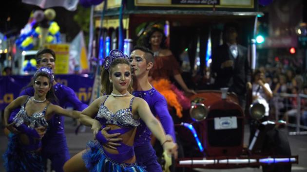 Performers participate in the opening parade of the Uruguayan carnival --the world longest-- in Montevideo, on January 19, 2017. (MIGUEL ROJO / AFP) Performers participate in the opening parade of the Uruguayan carnival --the world longest-- in Montevideo, on January 19, 2017. (MIGUEL ROJO / AFP)
