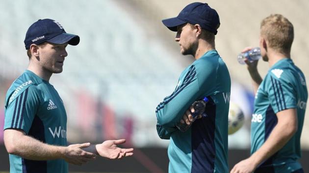 England skipper Eoin Morgan talks to his teammates ahead of the third ODI clash against India. (HT Photo/Prateek Choudhury)