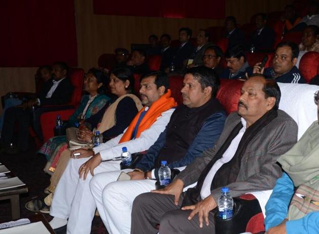 CM Raghubar Das watches Dangal with cabinet colleagues at a multiplex in Ranchi (HT Photo) CM Raghubar Das watches Dangal with cabinet colleagues at a multiplex in Ranchi (HT Photo)