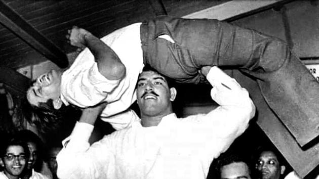 Dara Singh lifting Raj Kapoor in his famous aeroplane spin.(Vindu Dara Singh)