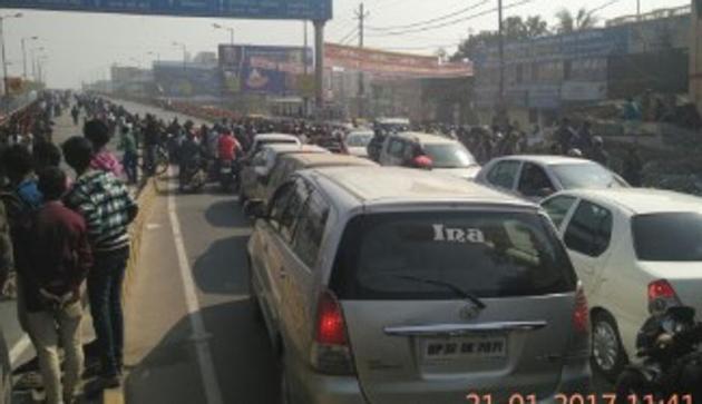 The human chain led to traffic jam on the Bailey Road in Patna. (Avinash Kumar/HT photo) The human chain led to traffic jam on the Bailey Road in Patna. (Avinash Kumar/HT photo)