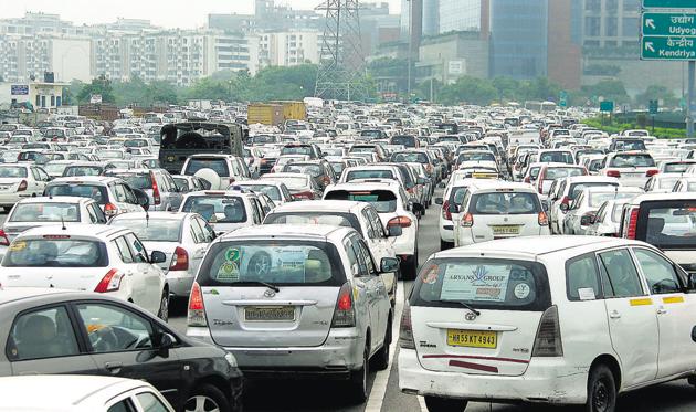 Gurgaon residents consider pod taxi as a mode of transport that could ferry them to their destination in less time.(MANOJ KUMAR/HT) Gurgaon residents consider pod taxi as a mode of transport that could ferry them to their destination in less time.(MANOJ KUMAR/HT)