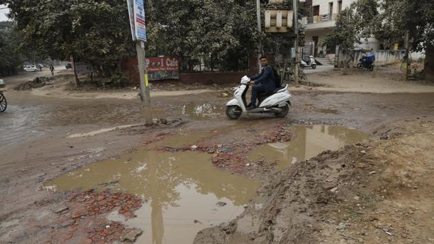 A road in a pathetic condition in Sector 40, Gurgaon, on Saturday. (Sanchit Khanna/ HT Photo) A road in a pathetic condition in Sector 40, Gurgaon, on Saturday. (Sanchit Khanna/ HT Photo)