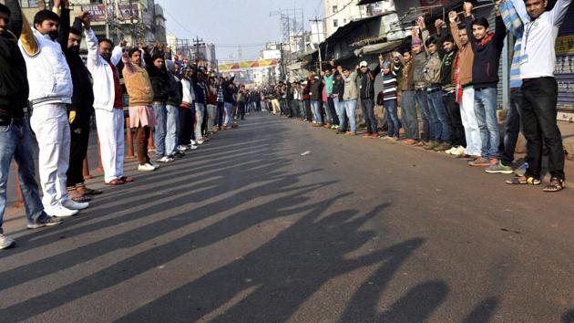 College students make a human chain to promote prohibition of liquor in Patna on Friday.(PTI Photo) College students make a human chain to promote prohibition of liquor in Patna on Friday.(PTI Photo)