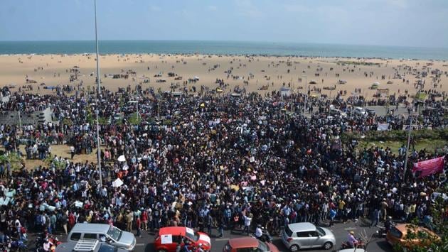Thousands of people staged demonstrations at the iconic Marina Beach on Wednesday as fresh waves of protest against the ban on the bull-taming sport Jallikattu gathered momentum. (V. Srinivasulu/HT photo) Thousands of people staged demonstrations at the iconic Marina Beach on Wednesday as fresh waves of protest against the ban on the bull-taming sport Jallikattu gathered momentum. (V. Srinivasulu/HT photo)
