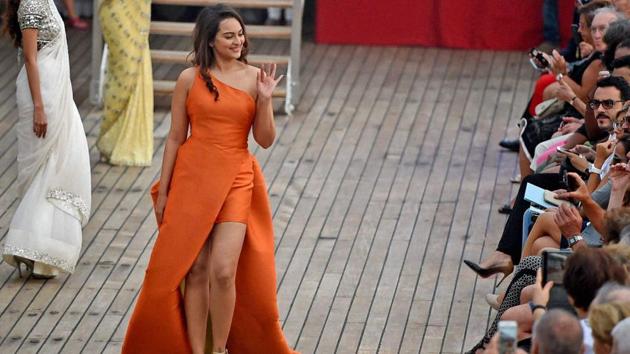 Sonakshi walking the ramp during the show. Her collection, Monisha said, pays tribute to the modern woman who is unapologetic, fearless and commands her clothes, (PTI) Sonakshi walking the ramp during the show. Her collection, Monisha said, pays tribute to the modern woman who is unapologetic, fearless and commands her clothes, (PTI)