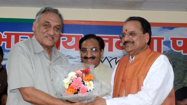 Buzz is on how Bahuguna (L) tried to secure seats for his supporters (mostly rebels), who could back him in becoming CM, if the BJP comes to power in the state. (HT File Photo) Buzz is on how Bahuguna (L) tried to secure seats for his supporters (mostly rebels), who could back him in becoming CM, if the BJP comes to power in the state. (HT File Photo)