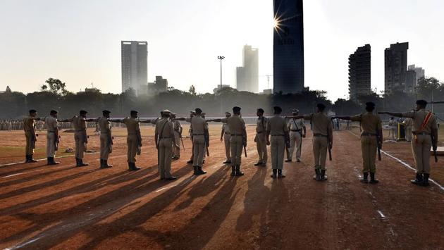 In 2014, Congress-NCP government shifted the parade to Marine Drive and held a grand celebration that saw more than four lakh citizens participating. In the two following years, the BMC denied permission to hold parade as the arterial road was under renovation. (Anshuman Poyrekar/HT PHOTO)