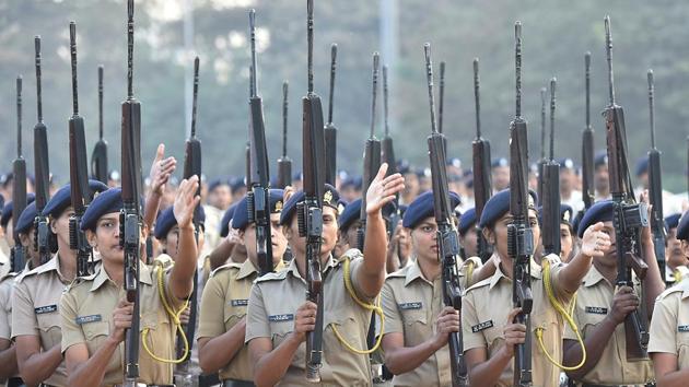 Mumbai police personnel in formation at Shivaji Park. (Anshuman Poyrekar/HT PHOTO)