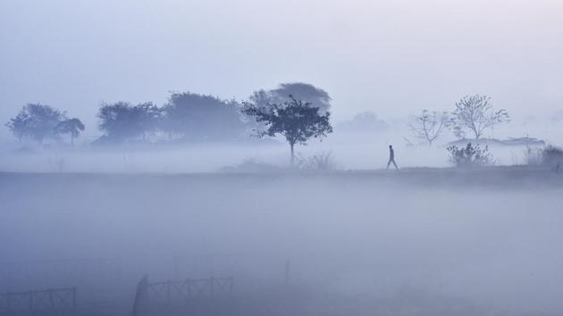 Fog engulfs the area near Yamuna as North India braves cold waves. (Ravi Choudhary/HT PHOTO) Fog engulfs the area near Yamuna as North India braves cold waves. (Ravi Choudhary/HT PHOTO)