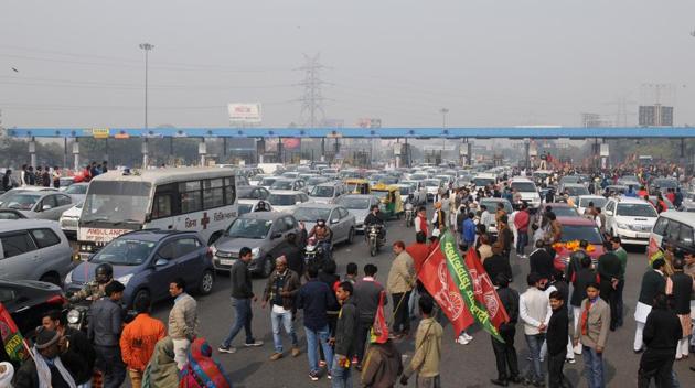 Hundreds of SP workers, in SUVs and cars, gathered on the flyway to welcome Chaudhary, who returned from Lucknow to Noida via Delhi on Saturday. (Burhaan Kinu/HT Photo) Hundreds of SP workers, in SUVs and cars, gathered on the flyway to welcome Chaudhary, who returned from Lucknow to Noida via Delhi on Saturday. (Burhaan Kinu/HT Photo)