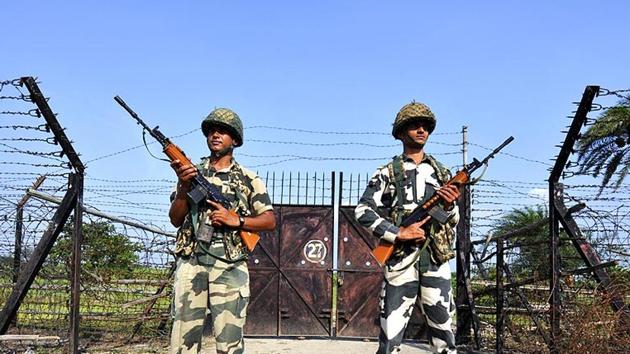 BSF officials at the Indo-Bangladesh border in Nadia, West Bengal.(File Photo)