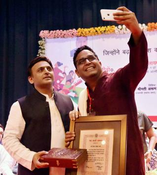 Vijay Shekhar Sharma takes a selfie with Uttar Pradesh Chief Minister Akhilesh Yadav after being honored by him with Yash Bharati Samman(PTI) Vijay Shekhar Sharma takes a selfie with Uttar Pradesh Chief Minister Akhilesh Yadav after being honored by him with Yash Bharati Samman(PTI)