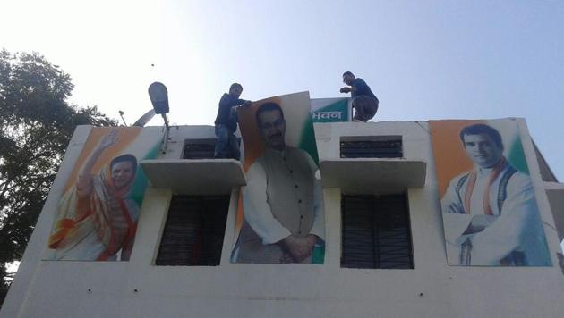 Congress workers take down posters of state party chief Kishore Upadhyay in Dehradun on Sunday after candidates list for the Uttarakhand assembly elections was announced. (Vinay S Kumar/HT Photo) Congress workers take down posters of state party chief Kishore Upadhyay in Dehradun on Sunday after candidates list for the Uttarakhand assembly elections was announced. (Vinay S Kumar/HT Photo)