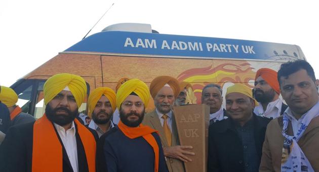 Leaders and supporters of AAP UK hold the ‘Flame of Hope’ at the Sri Guru Singh Sabha in Southall, London, before embarking on a one — mile walk in support of the party on Sunday. (HT PHOTO) Leaders and supporters of AAP UK hold the ‘Flame of Hope’ at the Sri Guru Singh Sabha in Southall, London, before embarking on a one — mile walk in support of the party on Sunday. (HT PHOTO)