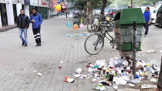 Dustbins at the Plaza are also overflowing with garbage.(Ravi Kumar/HT Photo)