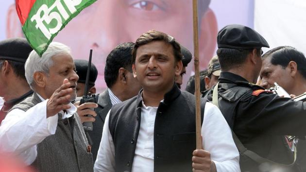 This file photograph taken on February 23, 2014,shows India's Uttar Pradesh state Chief Minister Akhilesh Yadav holding a flag bearing his Samajwadi Party symbol as he flags off a bicycle rally in New Delhi.(AFP Photo)