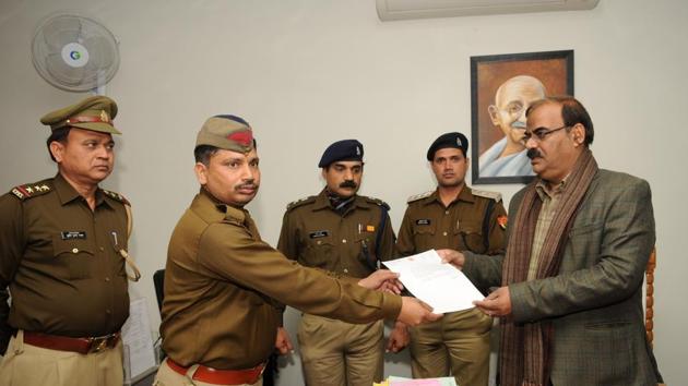 Gautam Budh Nagar district magistrate NP Singh rewards fireman for saving lives of factory workers trapped in a fire. (Burhaan Kinu/HT) Gautam Budh Nagar district magistrate NP Singh rewards fireman for saving lives of factory workers trapped in a fire. (Burhaan Kinu/HT)