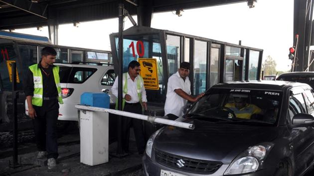 A commuter argues with toll collector at Kherki Daula toll plaza. (HT File Photo) A commuter argues with toll collector at Kherki Daula toll plaza. (HT File Photo)