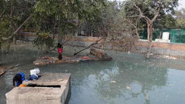 Sewage floods Rose Land Park at Sector 15 in Gurgaon on Sunday.(Parveen Kumar/ HT Photo)