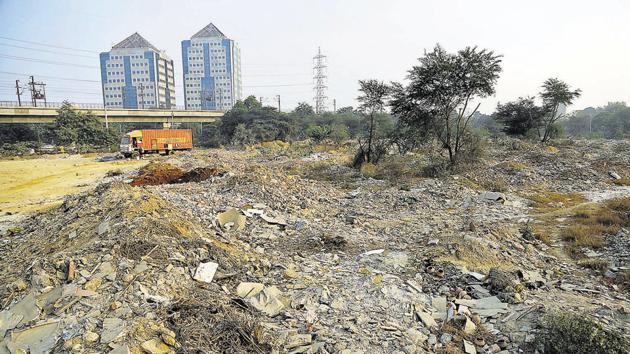 Construction waste dumped at a vacant space near Huda City Centre.(Sanchit Khanna/HT Photo) Construction waste dumped at a vacant space near Huda City Centre.(Sanchit Khanna/HT Photo)