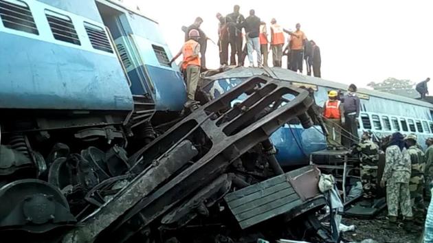 Jagdalpur-Bhubaneswar Hirakhand Express derails between Jamadaipur-Kuneru station near Raygada late Satuday night. (HT Photo) Jagdalpur-Bhubaneswar Hirakhand Express derails between Jamadaipur-Kuneru station near Raygada late Satuday night. (HT Photo)