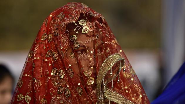 A woman looks at the proceedings through her veil. (Arijit Sen/HT PHOTO) A woman looks at the proceedings through her veil. (Arijit Sen/HT PHOTO)