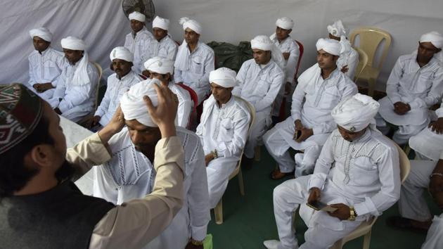 A man puts turban on a groom as part of the wedding rituals. (Arijit Sen/HT PHOTO) A man puts turban on a groom as part of the wedding rituals. (Arijit Sen/HT PHOTO)