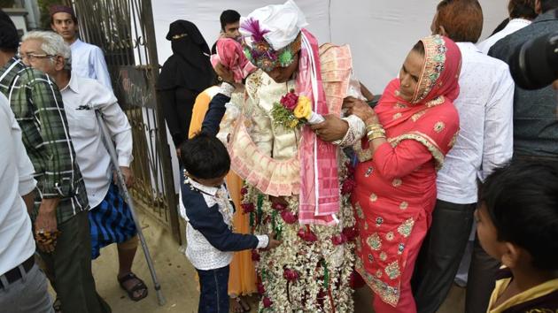 A young relative joins in the excitement. (Arijit Sen/HT PHOTO) A young relative joins in the excitement. (Arijit Sen/HT PHOTO)