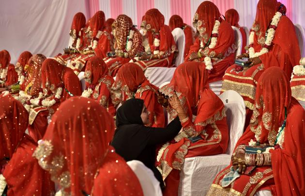 75 couples tied the knot in a mass marriage ceremony at YMCA ground, near Maratha Mandir Theatre in Mumbai on Sunday. (Arijit Sen/HT PHOTO) 75 couples tied the knot in a mass marriage ceremony at YMCA ground, near Maratha Mandir Theatre in Mumbai on Sunday. (Arijit Sen/HT PHOTO)