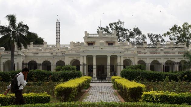 Delhi University has responded to a plea alleging that attendance and promotion rules in the law faculty were ‘flagrantly violated’ by the university  academic year 2015-16 and 2016-17. (HT Photo)