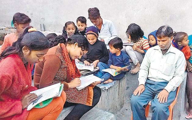 Visually impaired Niranjan Kumar Jha takes home tuitions. (HT photo) Visually impaired Niranjan Kumar Jha takes home tuitions. (HT photo)