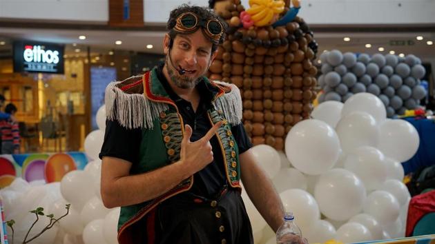 Artist Guy Sheffer flaunts his art at the mall. (Select City Walk)