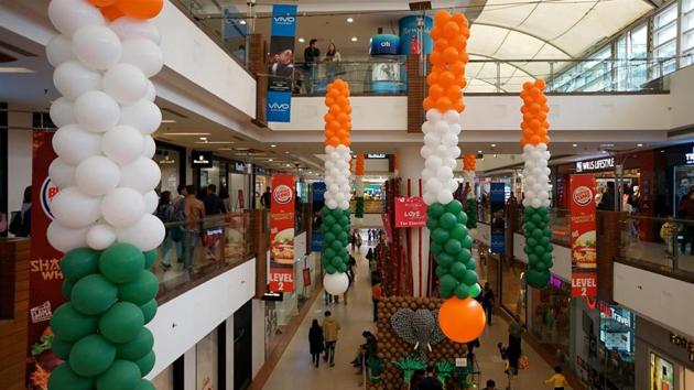 Internationally renowned artists, Keith Stirman, Pratap Puli and Rama Krishna took part in a live stage performance where they created the ballon art installations and the public got to meet and talk to the artists. (Select City Walk)