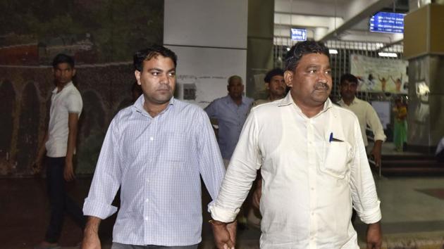 AAP MLA Gulab Singh (L) was arrested on charges of extortion from Gujarat.(HT File Photo)