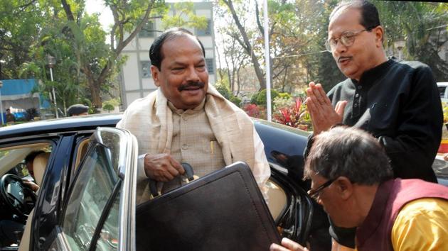 Chief Minister Raghubar Das coming with suitcase containing the Jharkhand Budget -2017-18 to present before the house during on Monday(Diwakar Prasad/ Hindustan Times)