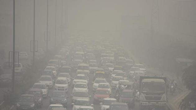 Fog envelopes traffic at Mayur Vihar. (Sushil Kumar/HT File) Fog envelopes traffic at Mayur Vihar. (Sushil Kumar/HT File)