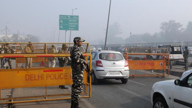 Sashastra Seema Bal and Delhi Police have been deployed on the Delhi-Gurgaon expressway at Sirhaul border for security checks ahead of Republic Day. (Parveen Kumar/HT Photo) Sashastra Seema Bal and Delhi Police have been deployed on the Delhi-Gurgaon expressway at Sirhaul border for security checks ahead of Republic Day. (Parveen Kumar/HT Photo)