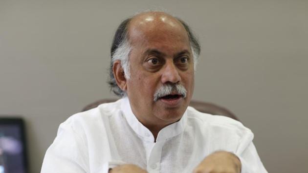 Last week, senior Congress leader Gurudas Kamat had told his supporters that he was withdrawing from the campaign for Mumbai civic poll due to the negative attitude of Sanjay Nirupam.(HT File Photo)