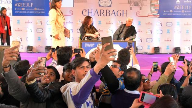 Book lovers busy taking selfies with Bollywood lyricist Javed Akhtar at the Jaipur Literature Festival in Jaipur on Sunday. (Prabhakar Sharma/HT Photo) Book lovers busy taking selfies with Bollywood lyricist Javed Akhtar at the Jaipur Literature Festival in Jaipur on Sunday. (Prabhakar Sharma/HT Photo)